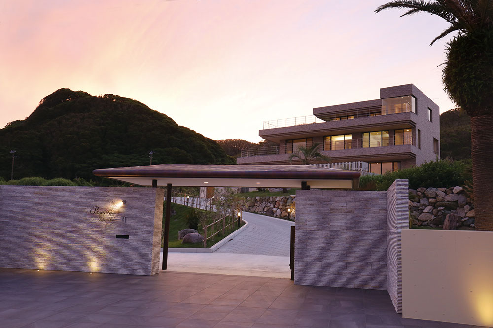 07 海を見下ろす丘に立つ