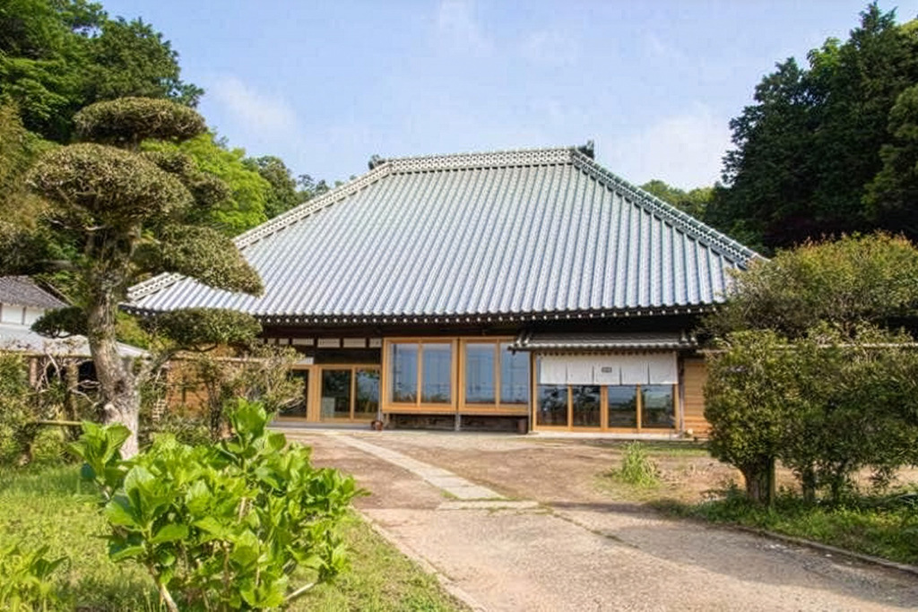 02 築200年の風格、厚い土壁の静けさ